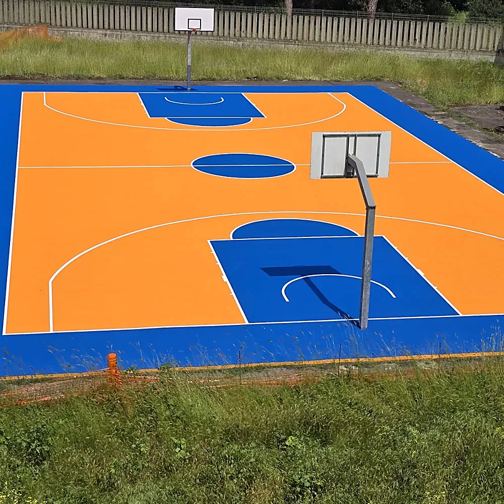 Campo da basket in resina arancione e blu