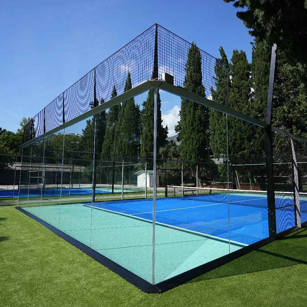 Campo da padel con prato sintetico e pareti in vetro