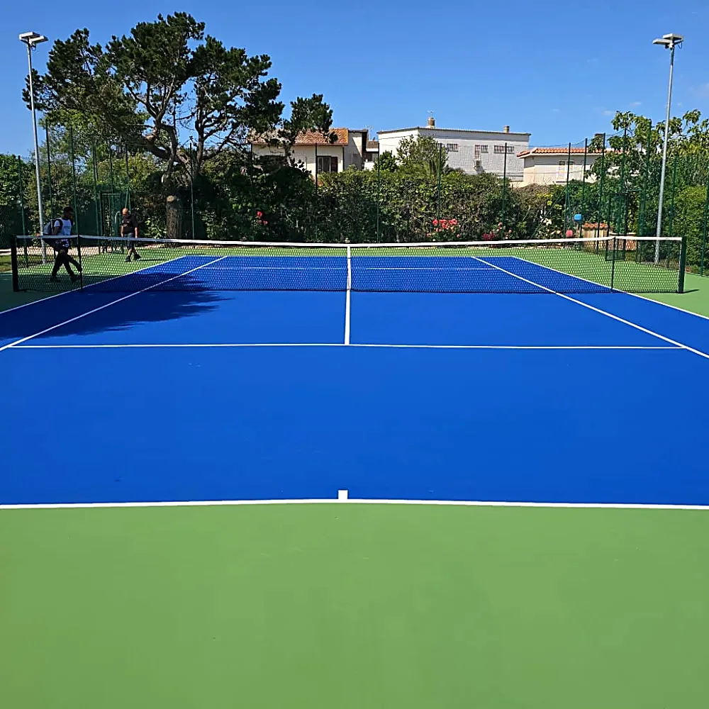 Campo da tennis in resina blu con fascia esterna verde