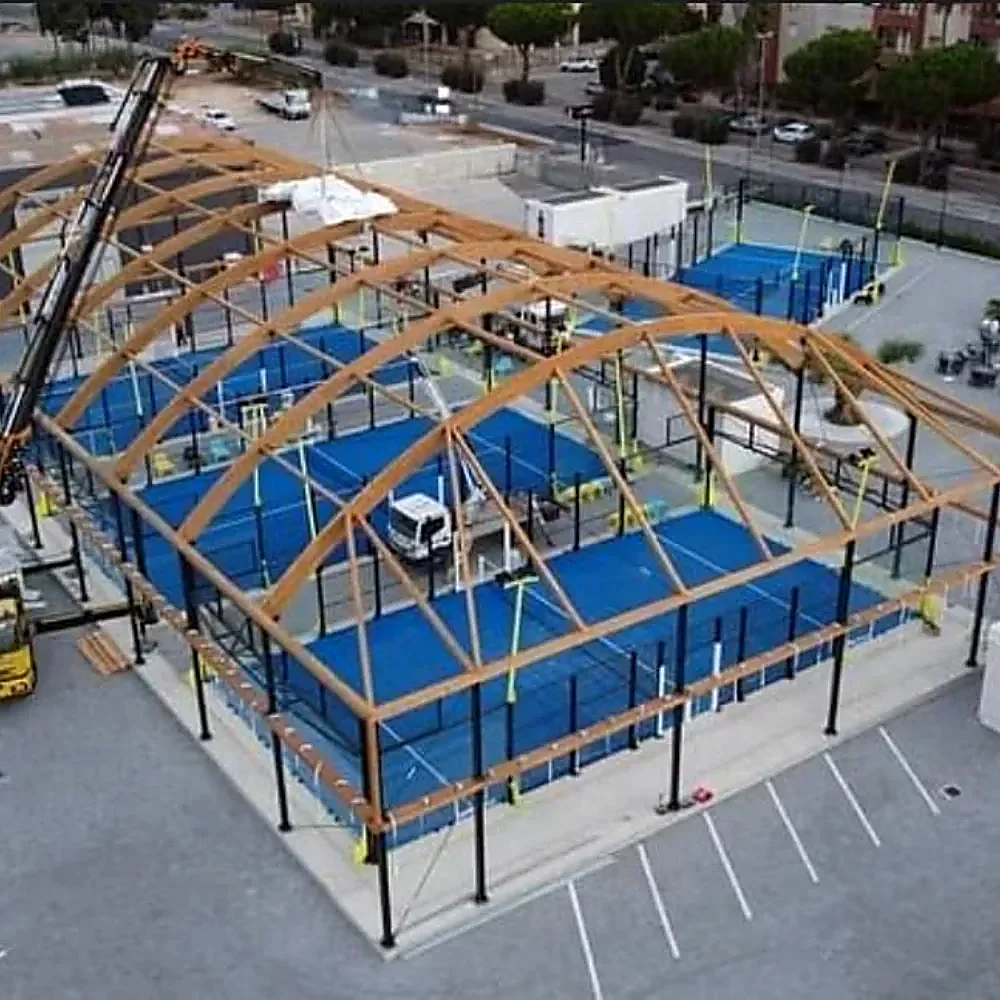 Cantiere di una copertura per campi da padel vista dall’alto