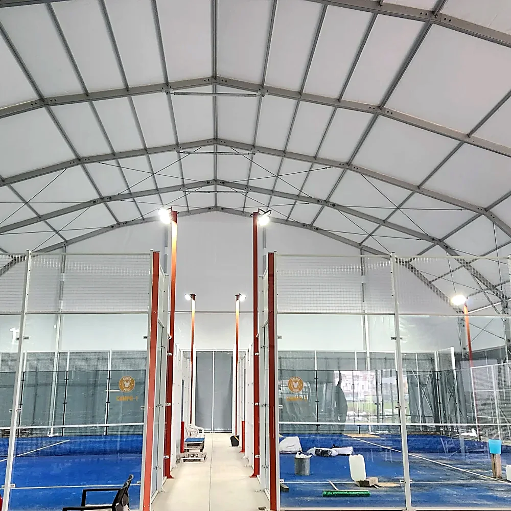 Centro padel coperto con più campi illuminati