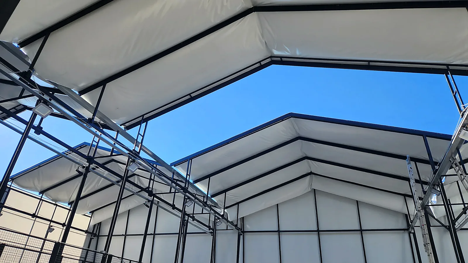 Interno di una copertura per campi da padel