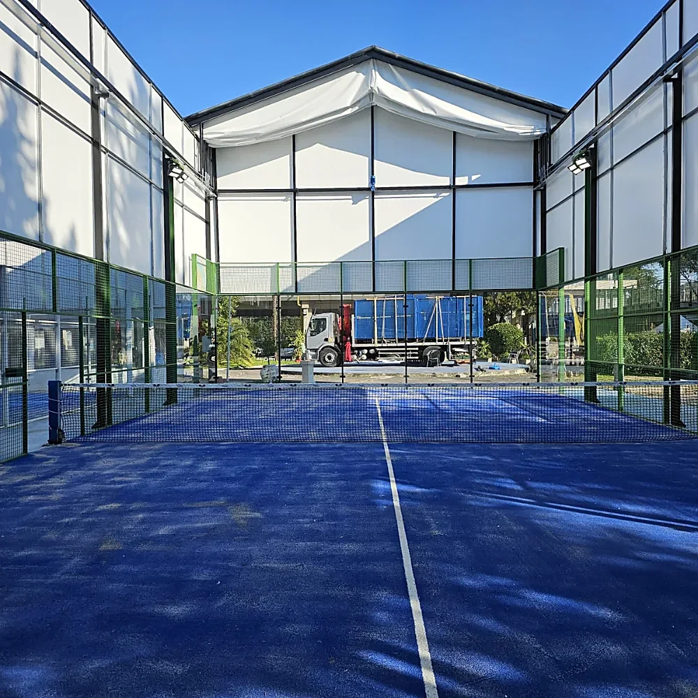 Campo da padel blu sotto copertura