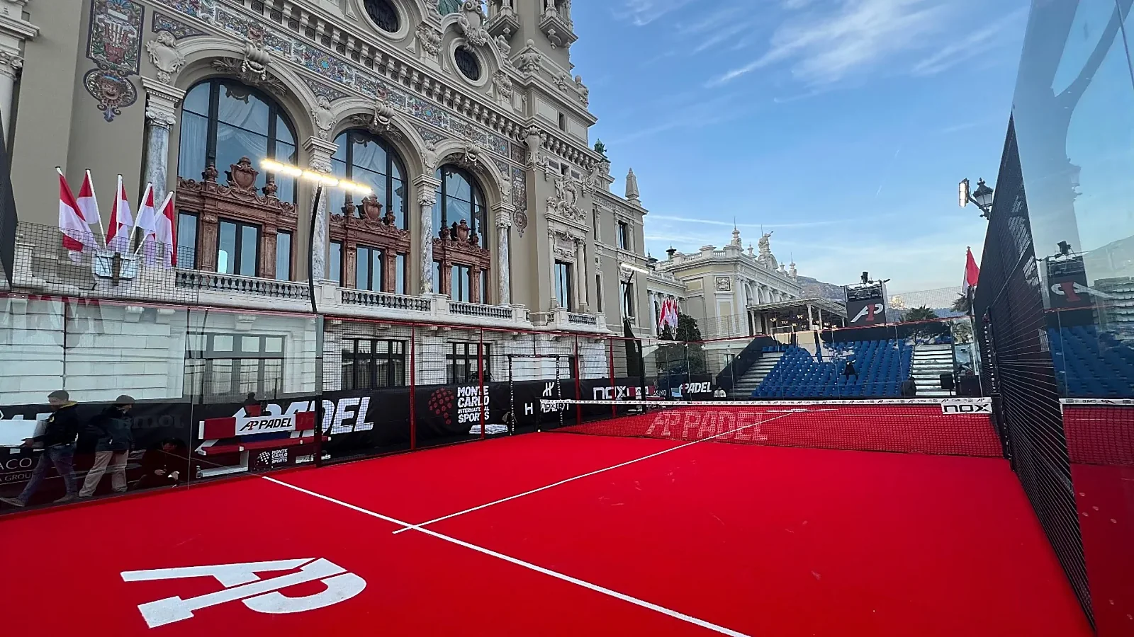 Campo da padel rosso allestito per un evento davanti a un edificio storico