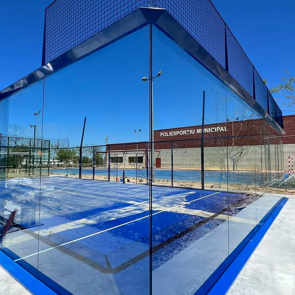 Campo da padel panoramico blu con struttura in vetro