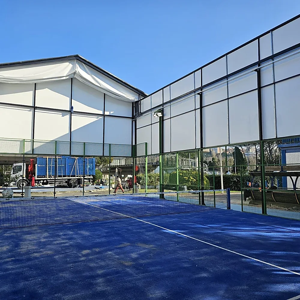 Campo da padel blu sotto una struttura di copertura