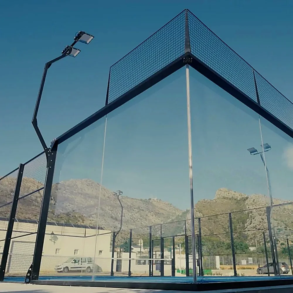 Campo da padel panoramico con vista sulle montagne