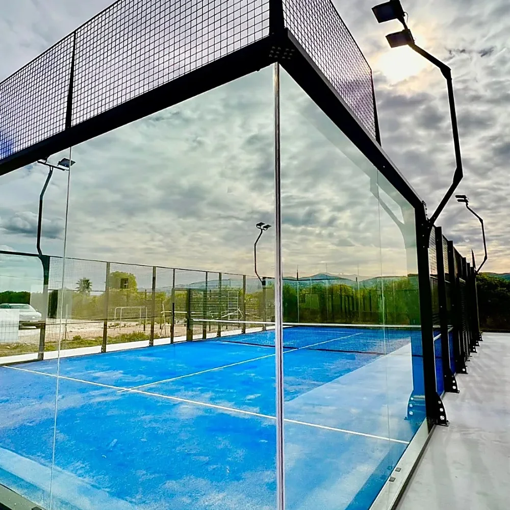Dettaglio delle pareti in vetro temperato di un campo da padel
